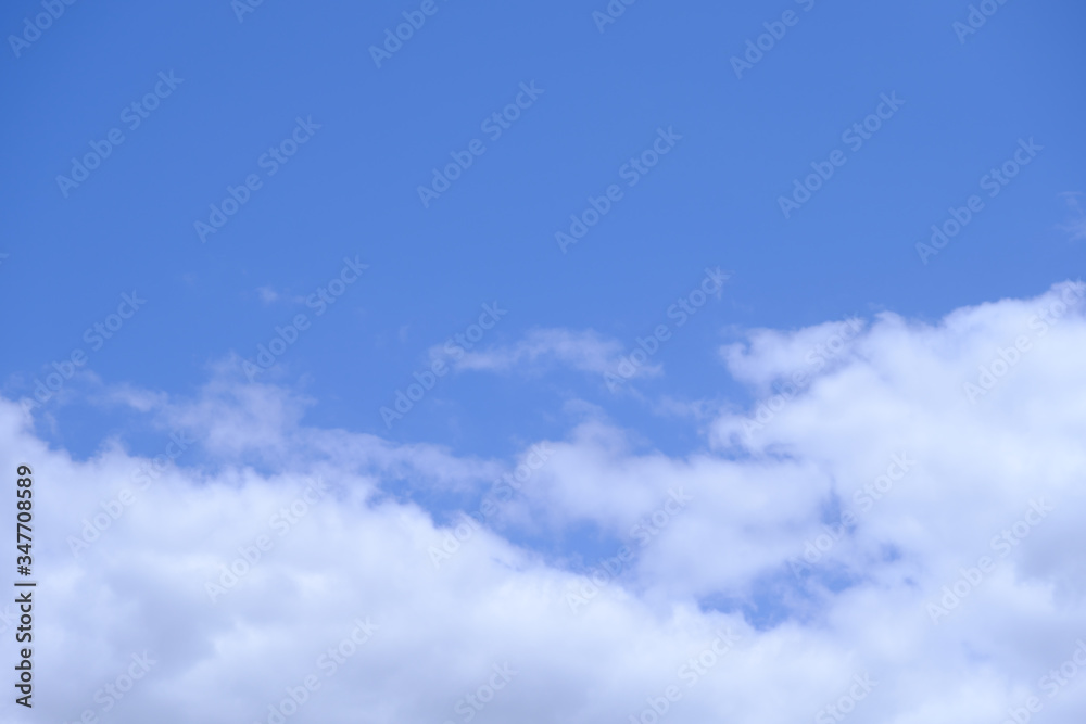 清々しく気持ちい青い空と雲