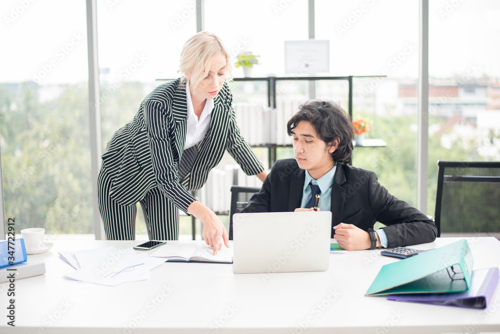 Fototapeta premium Business people are analyzing financial report