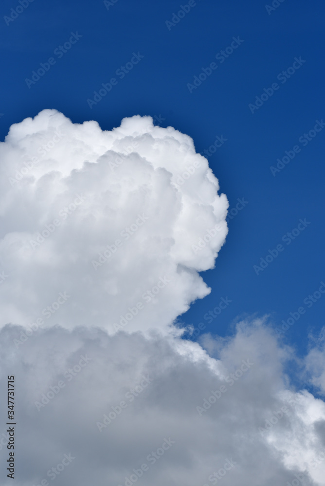 Naklejka premium Cumulonimbus clouds in blue sky