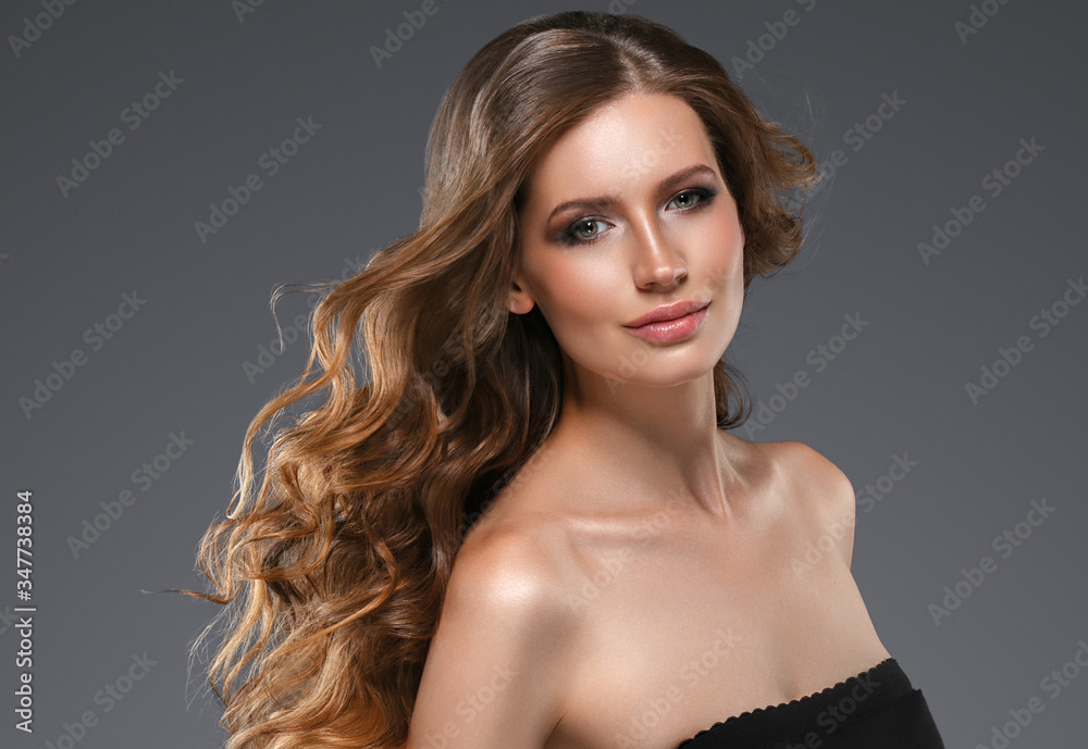 Naklejka premium Long hair woman beautiful hairstyle natural make up fashion beauty
