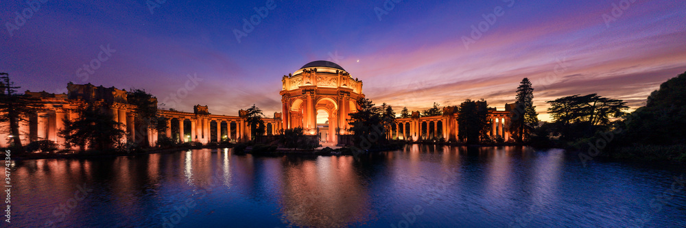 Obraz premium Panoramic view of the Palace of Fine Arts at Sunset in San Francisco, California