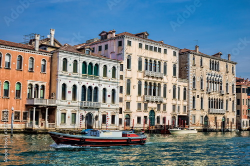 venedig  italien - canal grande mit palazzo grimani marcello und palazzo bernardo