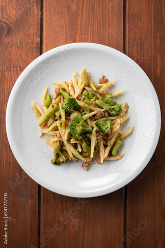Piatto di trofie con broccoli e pancetta, Cucina Italiana