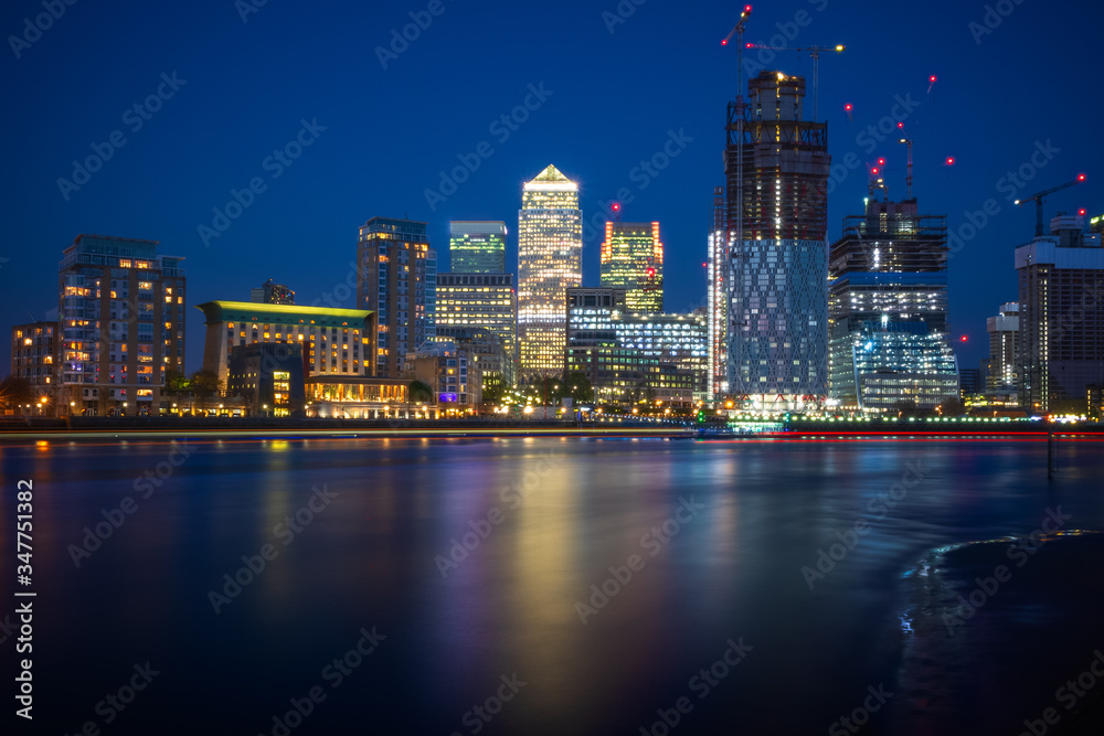 Obraz premium Długa ekspozycja, Canary Wharf z nowym osiedlem w Londynie nocą