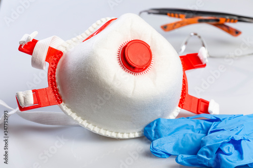Dispositivi di protezione individuale (DPI) mascherina occhiali protettivi e guanti in latice per settori professionali  ospedali e industrie 
