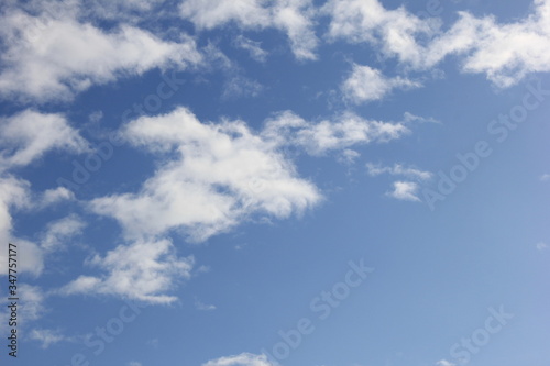 爽やかな青空と白い雲