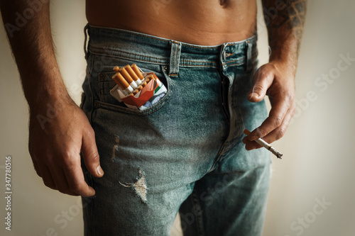 Foto Conceptual photo of impotence caused by smoking