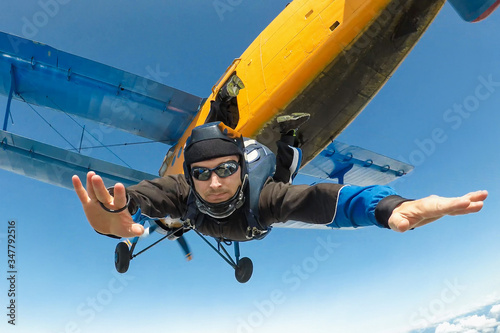 Fotografia Male skydiver jumps from the aircraft