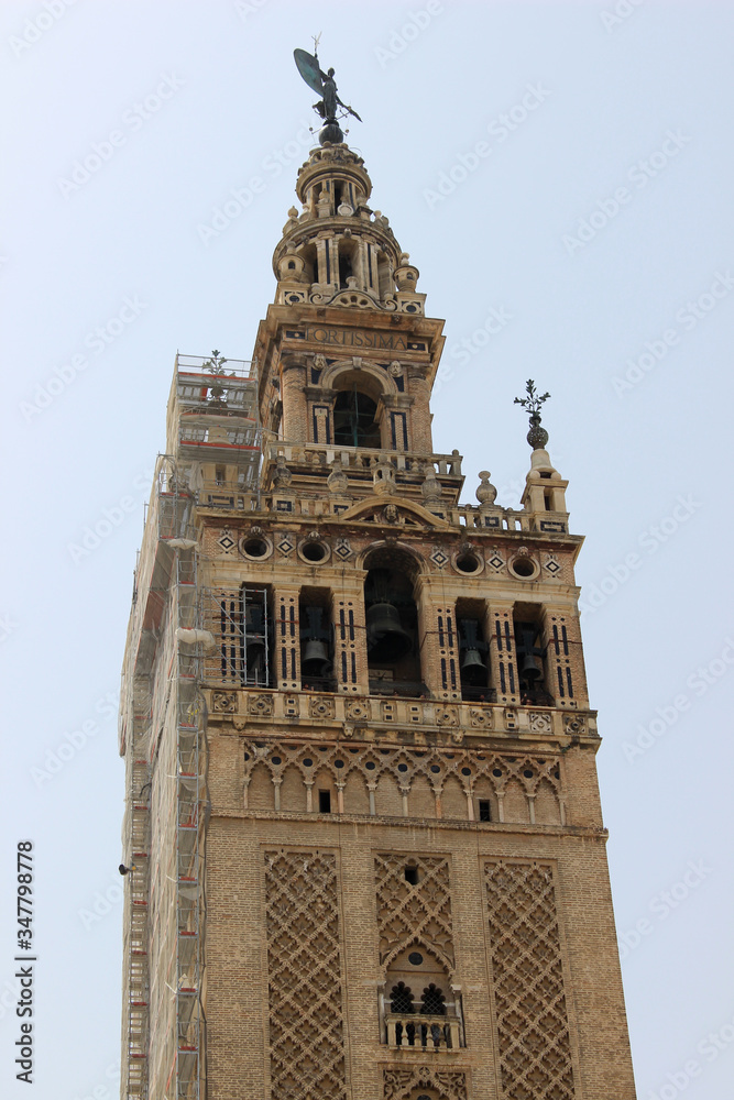 Torre de la Giralda de Sevilla, es la torre campanario de la catedral de Sevilla (Andalucía, España)