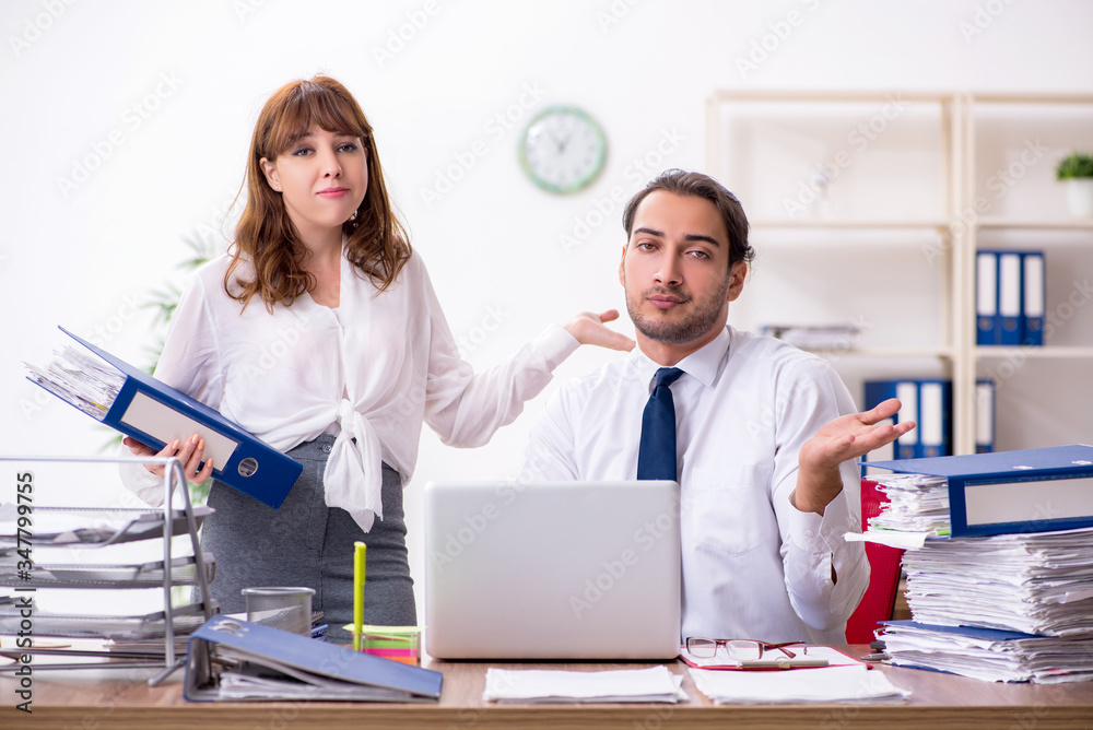 Obraz premium Two employees working in the office