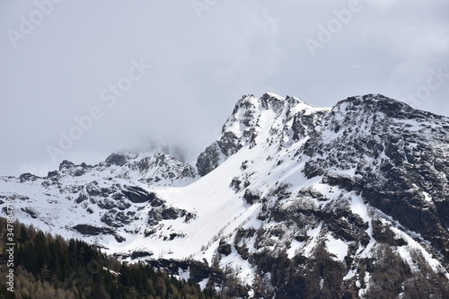 Frühling, Frühjahr, Schneeschmelze, zentralalpen, Alpenhauptkamm, Hohe Tauern, Felbertauern, Wohlgemuthalm, Hütte, Almhütte, Zaun, Holzzaun, Matreier Tauernhaus, Alm, Schnee, Schneefeld, Wiese, Almwie photo