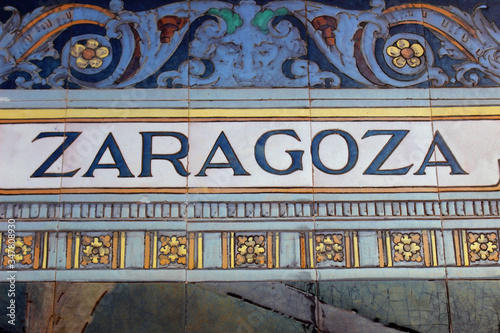 Azulejo sobre la ciudad de Zaragoza en la plaza de España de Sevilla 