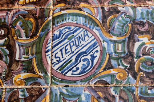 Azulejo sobre la ciudad de Estepona en la plaza de España de Sevilla 