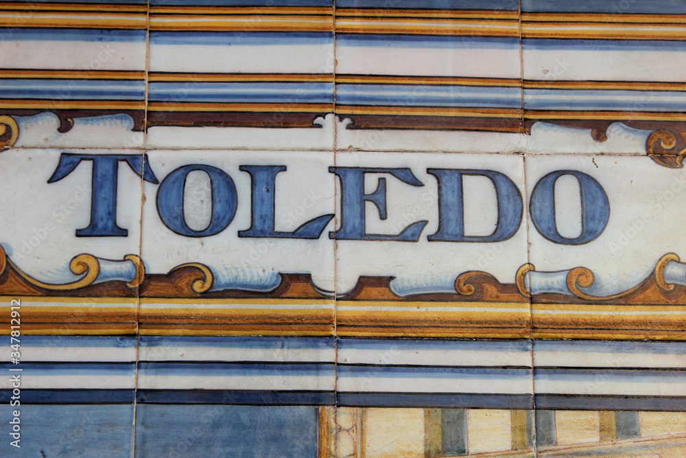 Azulejo sobre Toledo en la plaza de España de Sevilla