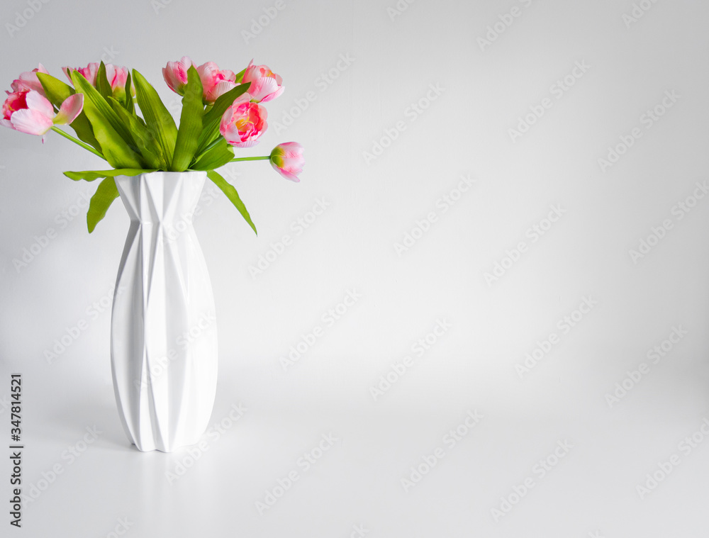 Fototapeta premium Kwiaty wazon bukiet tulipany kobieta prezent