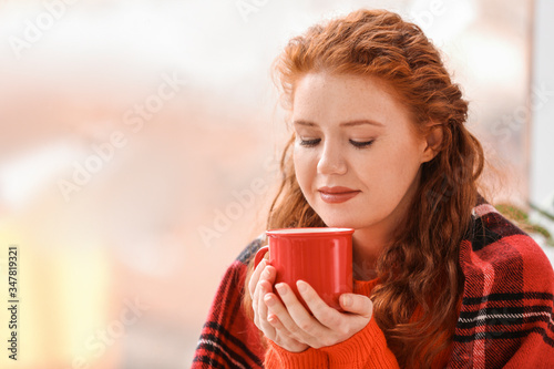 Young redhead woman enjoyin...