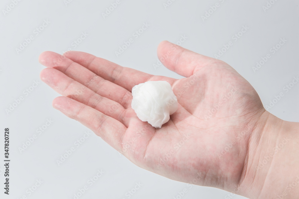 One hand held the water-soaked tissue into a ball. One hand held the water-soaked tissue into a ball.