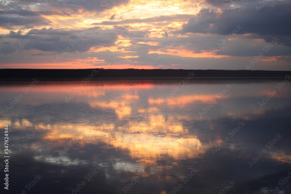 Obraz premium red sunset with clouds on the coast