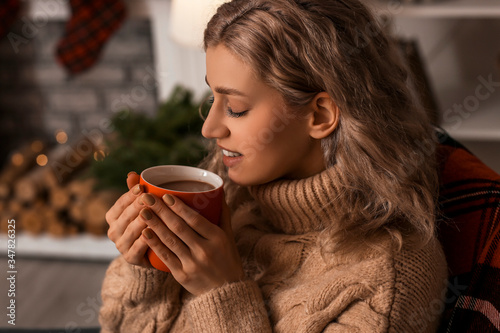 Beautiful young woman drink...