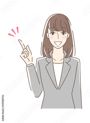 笑顔で指をさす正面向きの女性