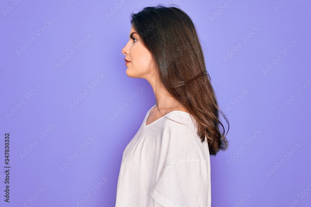 Φωτογραφία Young beautiful brunette woman wearing casual white t-shirt over purple background looking to side, relax profile pose with natural face and confident smile