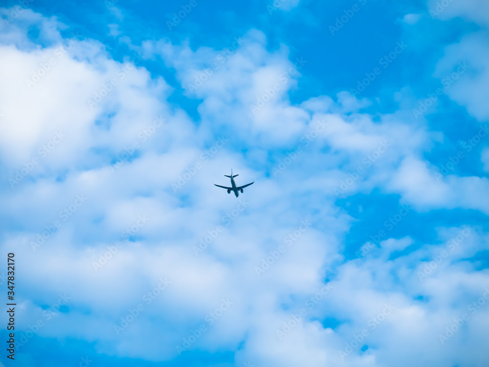 都会を低く飛ぶ旅客機 都会を低く飛ぶ旅客機