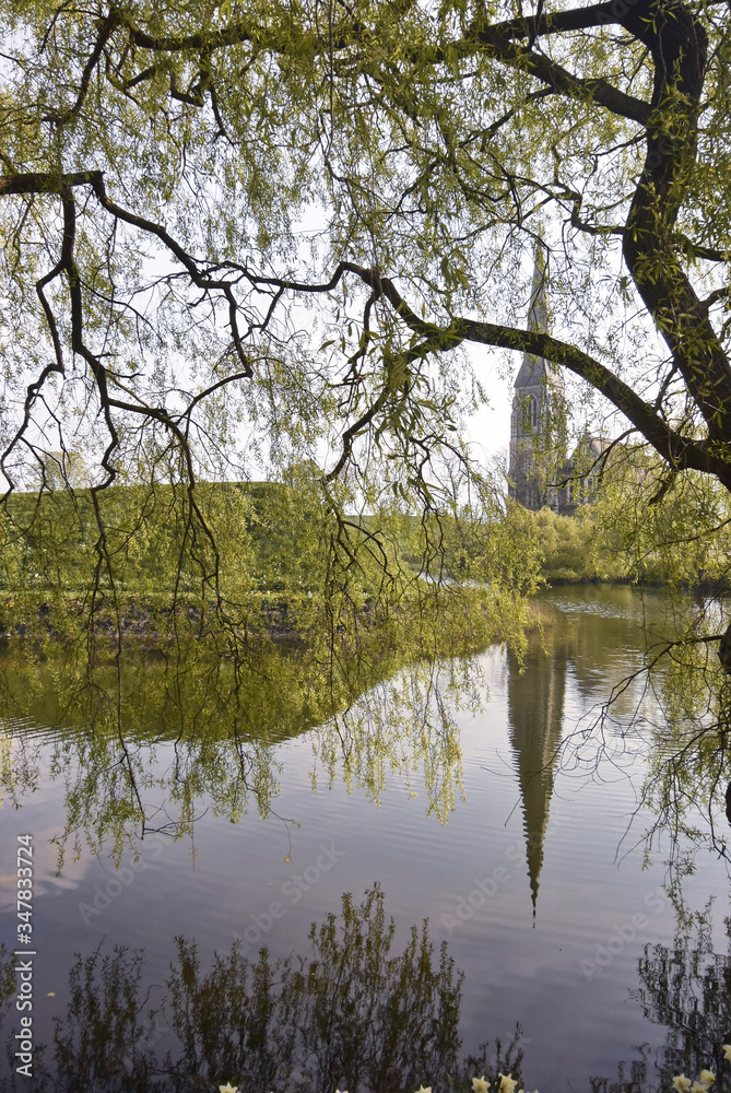 水のあるコペンハーゲンの公園の風景。ヨーロッパの景色。View of the garden in Copenhagen, Denmark in spring time