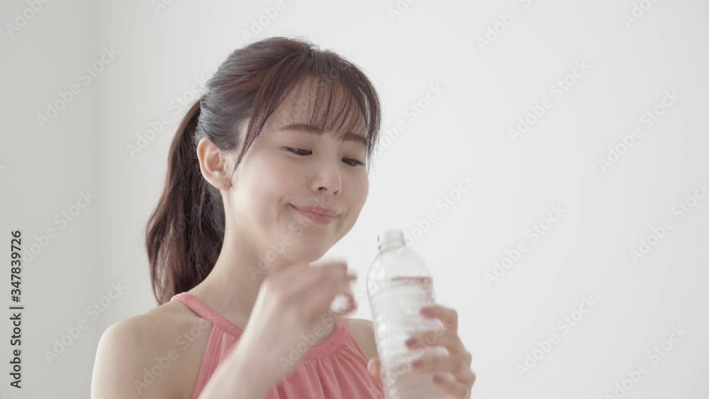 水分補給をする若い女性 水分補給をする若い女性
