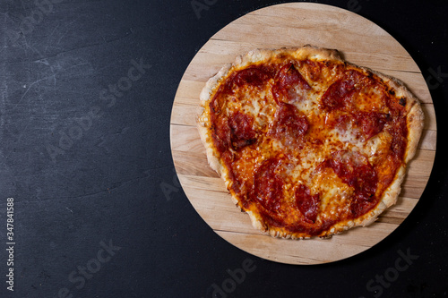 selbstgemachte Pizza mit Tomatensauce, spanischer Salami und Mozzarella, Studio