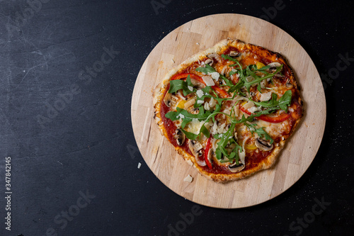 selbstgemachte vegetarische Pizza, Tomatensauce, Mozzarella, Champignons, Paprika, Zwiebeln, Rucola, Parmesan, Studio