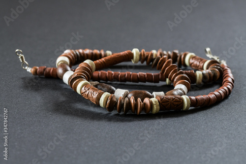 Schöne Halskette aus Holz- und Elfenbeinelementen - Afrikanischer Schmuck