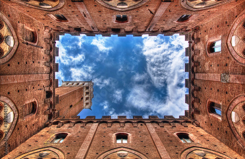 Gerahmter Blick in den Himmel von Siena (Piazza del Compo/ Palazzo Publico)