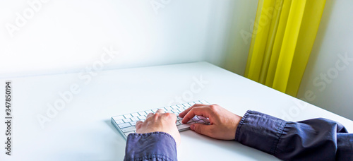 Klawiatura dłonie pisanie na klawiaturze pisać komputer