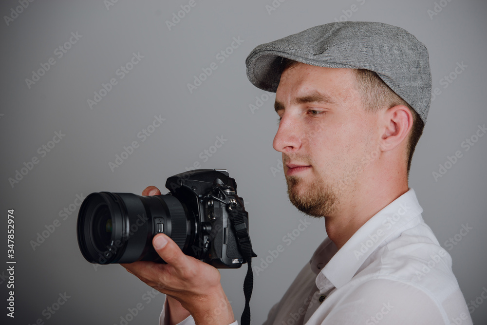 Obraz premium Young man using a professional camera