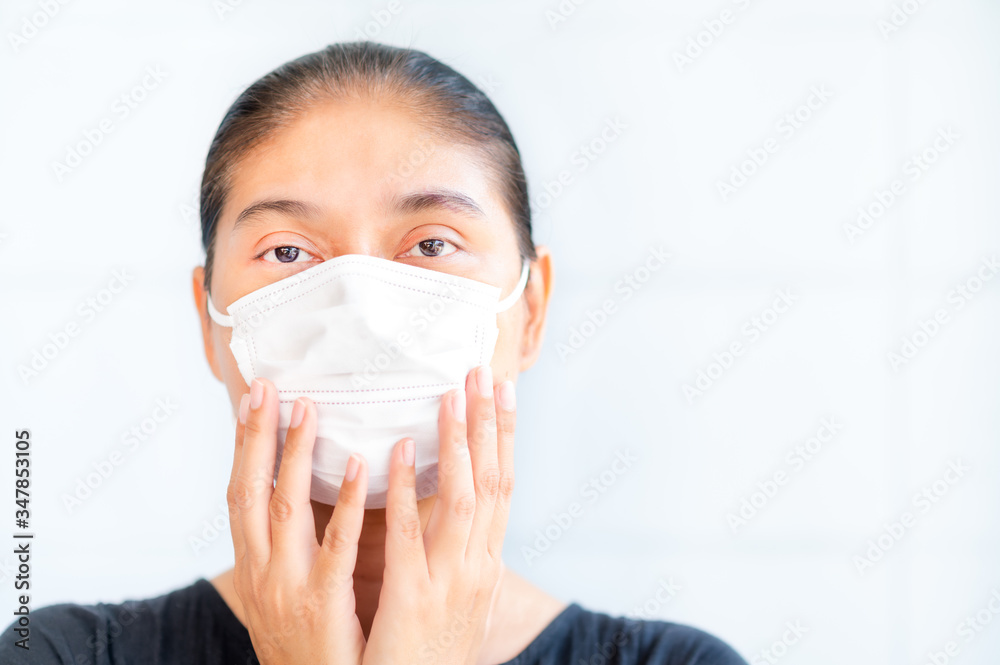 Asian women have to use a face mask to protect against dust pollution and prevent infection from viruses that spread in the air Asian women have to use a face mask to protect against dust pollution and prevent infection from viruses that spread in the air