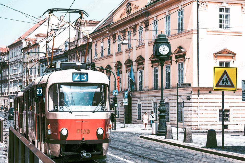 Prag Tschechien, alte rot weiße Straßenbahn fährt durch die Altstadt