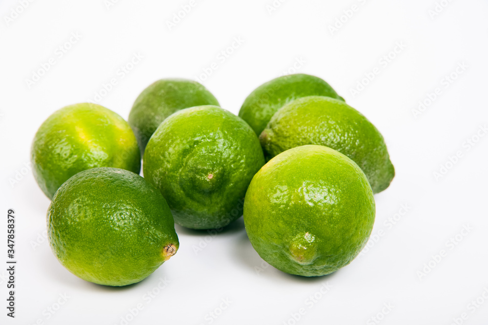 Limas frescas aisladas sobre fondo blanco Limas frescas aisladas sobre fondo blanco