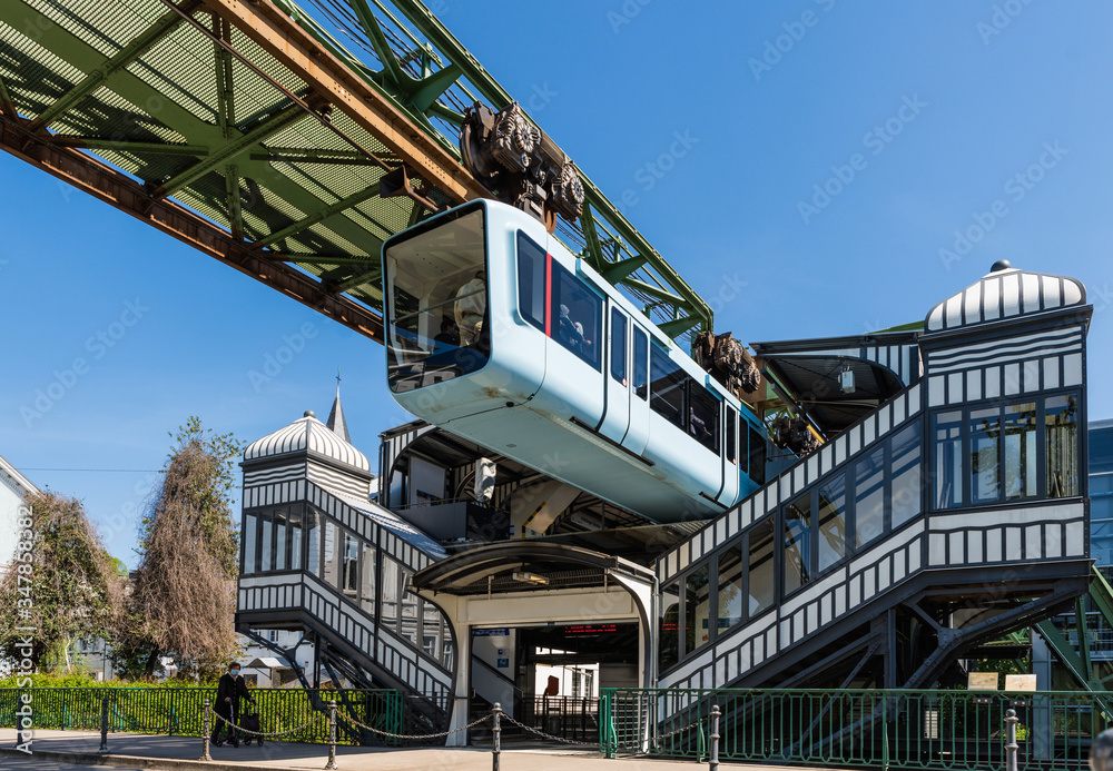 Obraz premium Wuppertaler Schwebebahn im Frühling; Nordrhein-Westfalen; Deutschland