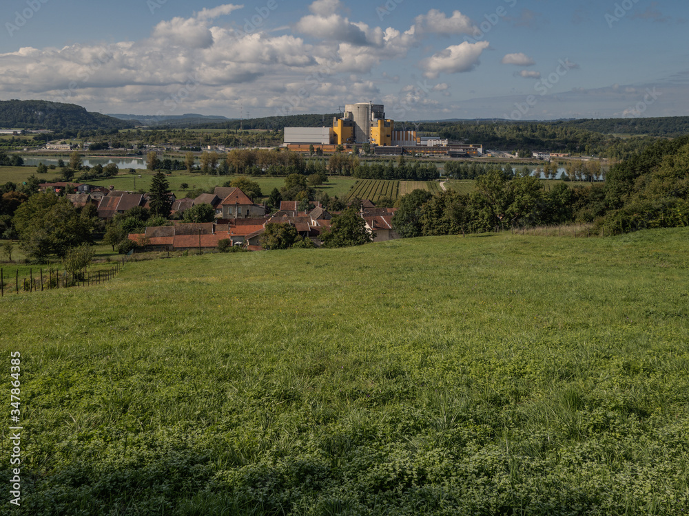 Vue sur le site nucléaire Superphénix de Creys-Malville en cours de désindustrialisation.