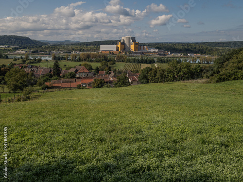 Vue sur le site nucléaire Superphénix de Creys-Malville en cours de désindustrialisation.