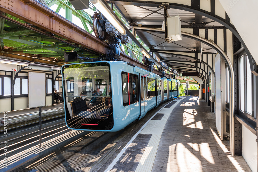 Naklejka premium Wuppertaler Schwebebahn im Frühling; Nordrhein-Westfalen; Deutschland