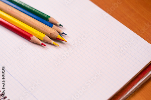Lápices de colores sobre libreta. 