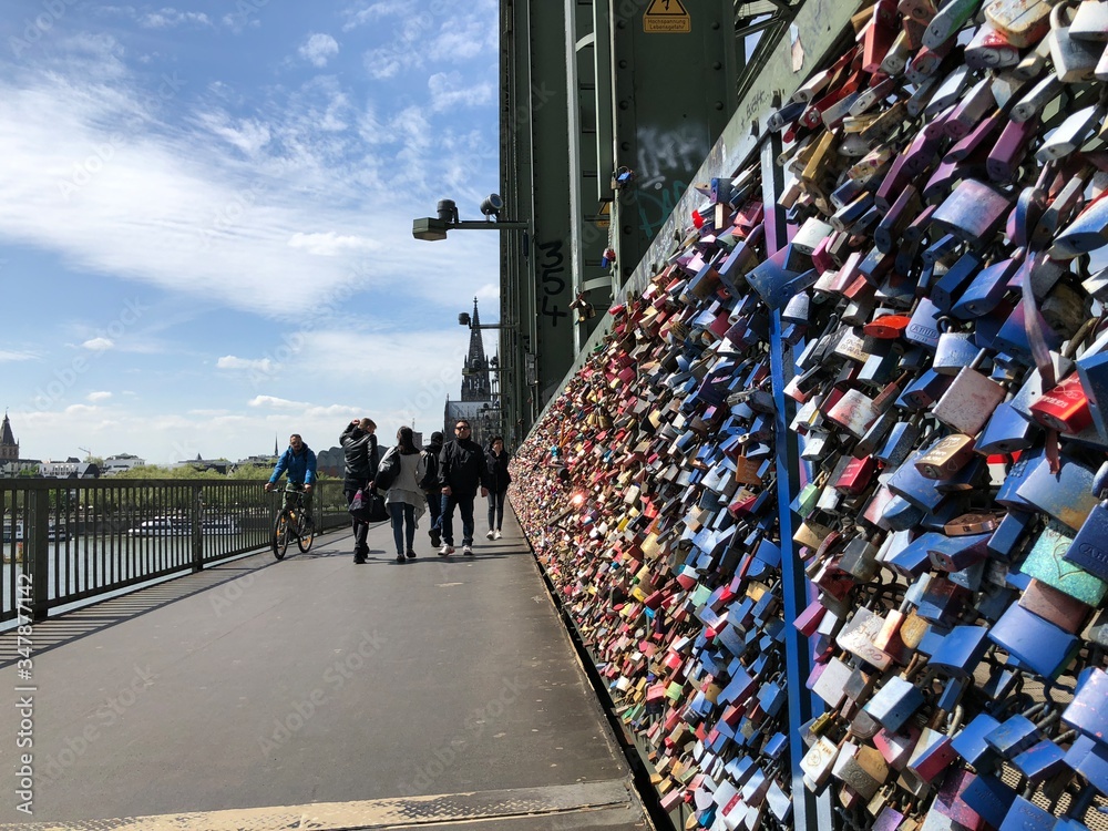 Obraz premium Locks on bridge