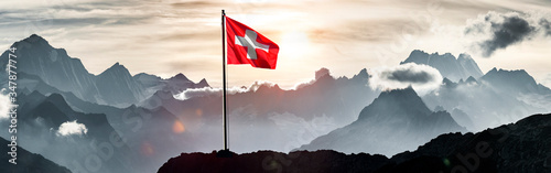 Schweizer Flagge vor Schweizer Alpen
