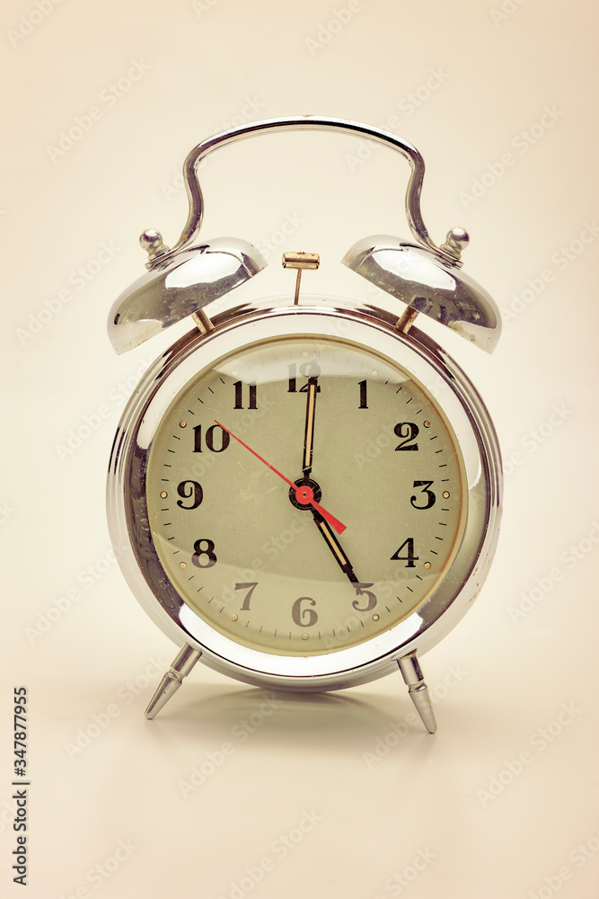 Alter Nostalgischer Wecker auf sieben Uhr Alter Nostalgischer Wecker auf sieben Uhr