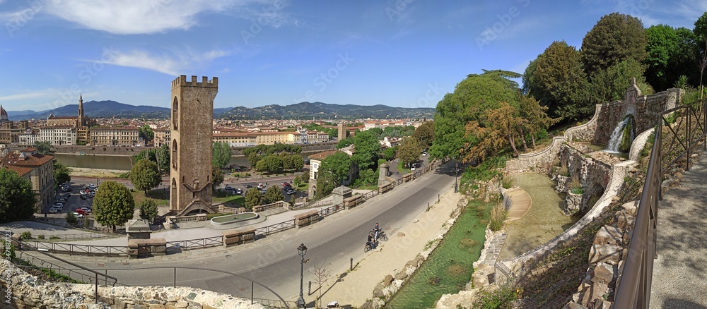 Italia, Firenze, la città e la torre di San Niccolò. StockFoto Adobe