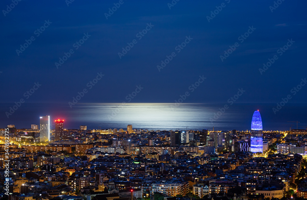 Obraz premium Barcelona Iluminada por la choche, vista desde el parque del Guinardo, con mensajes de amor en los edificios, mensajes de post confinamiento