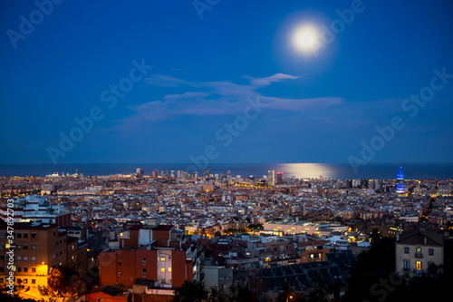 Barcelona iluminada una noche de Primavera, con luna llena, la tranquilidad de la ciudad