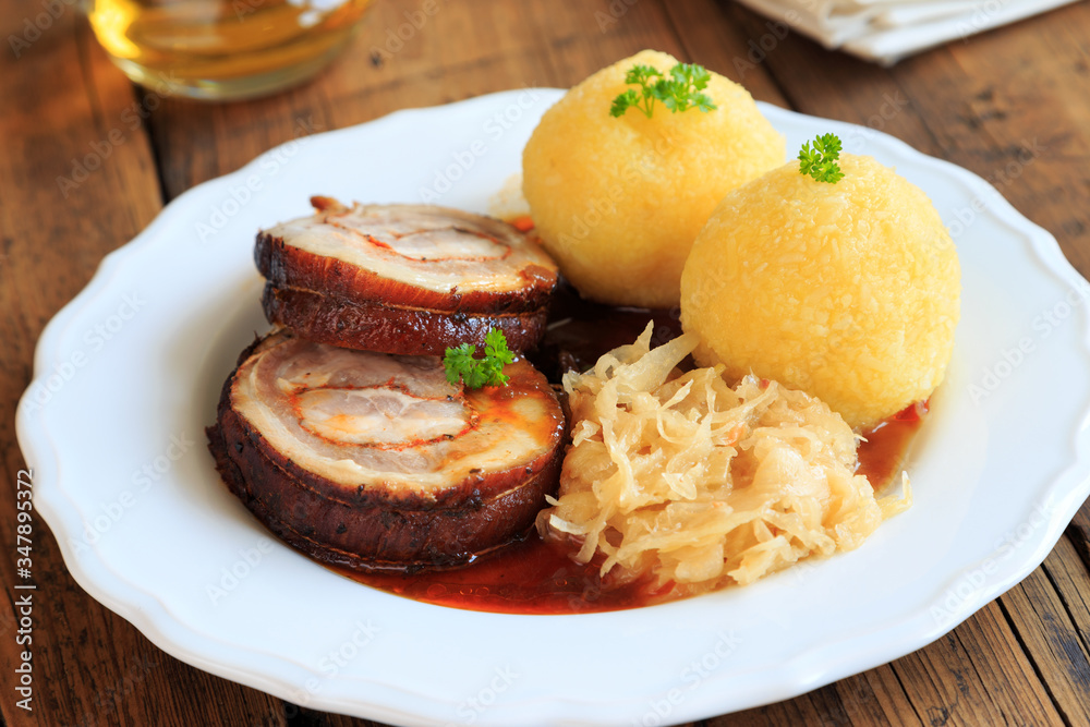 schweinebraten mit knödel und sauerkraut Stock-Foto | Adobe Stock