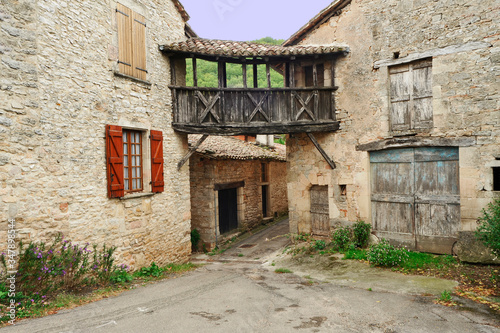 Vieilles maisons de village reli  es par une passerelle en bois en Occitanie  France